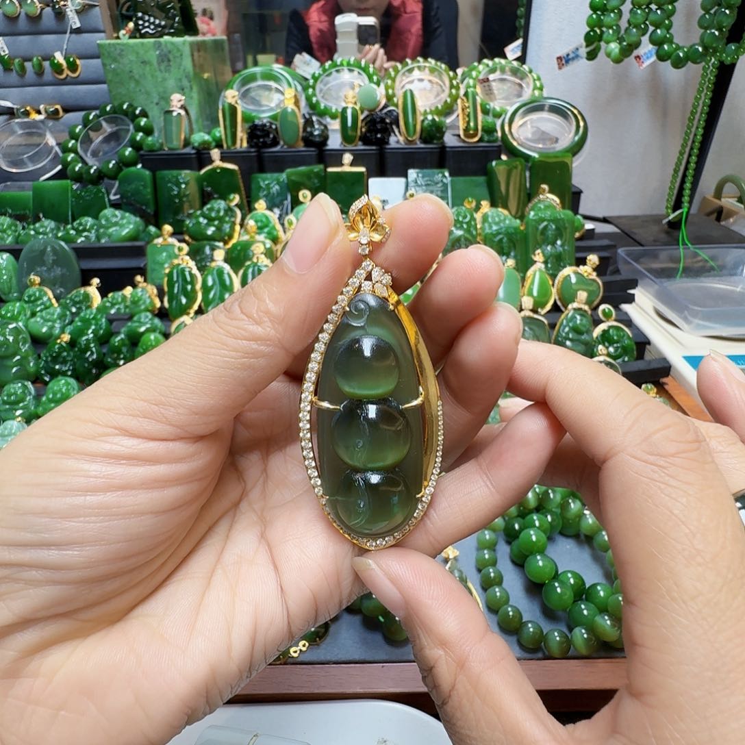 和田玉（碧玉）颈饰18K金镶嵌