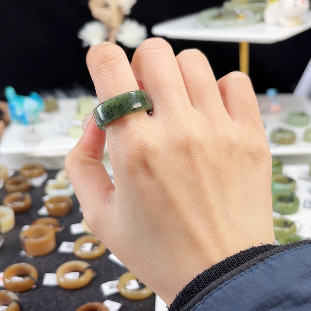 和田玉未镶嵌戒指P117绿底青花直切18.5不退换