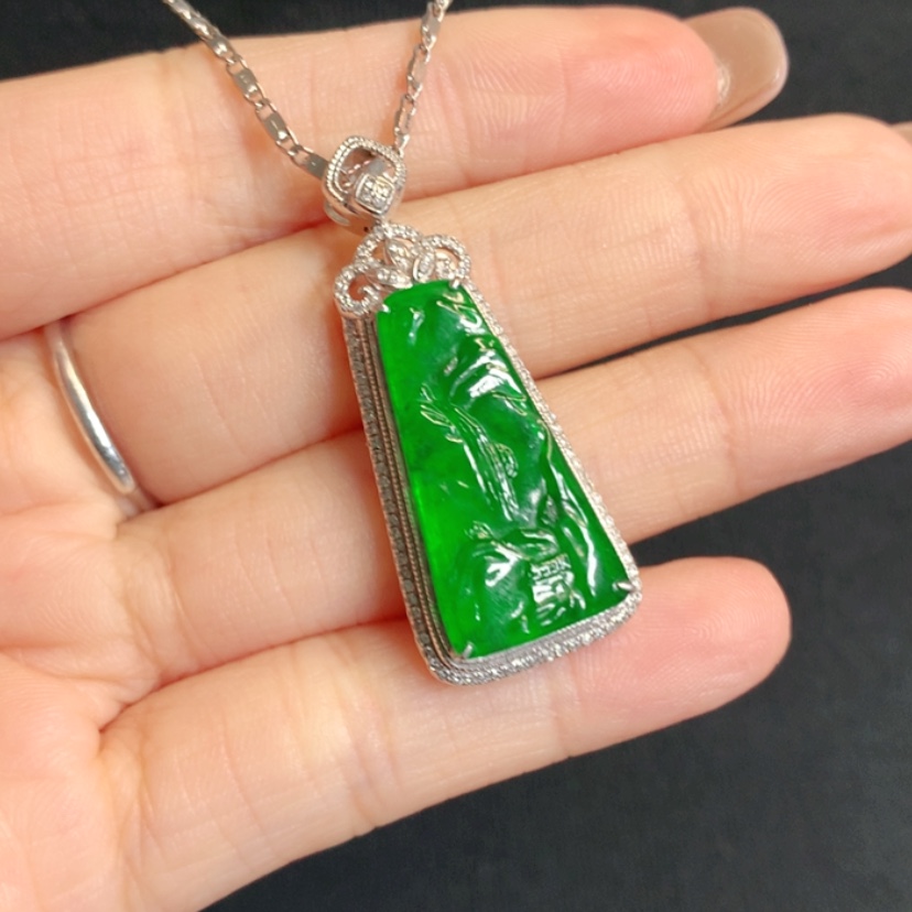 【闪购商品】颈饰18K金镶嵌翡翠山水牌