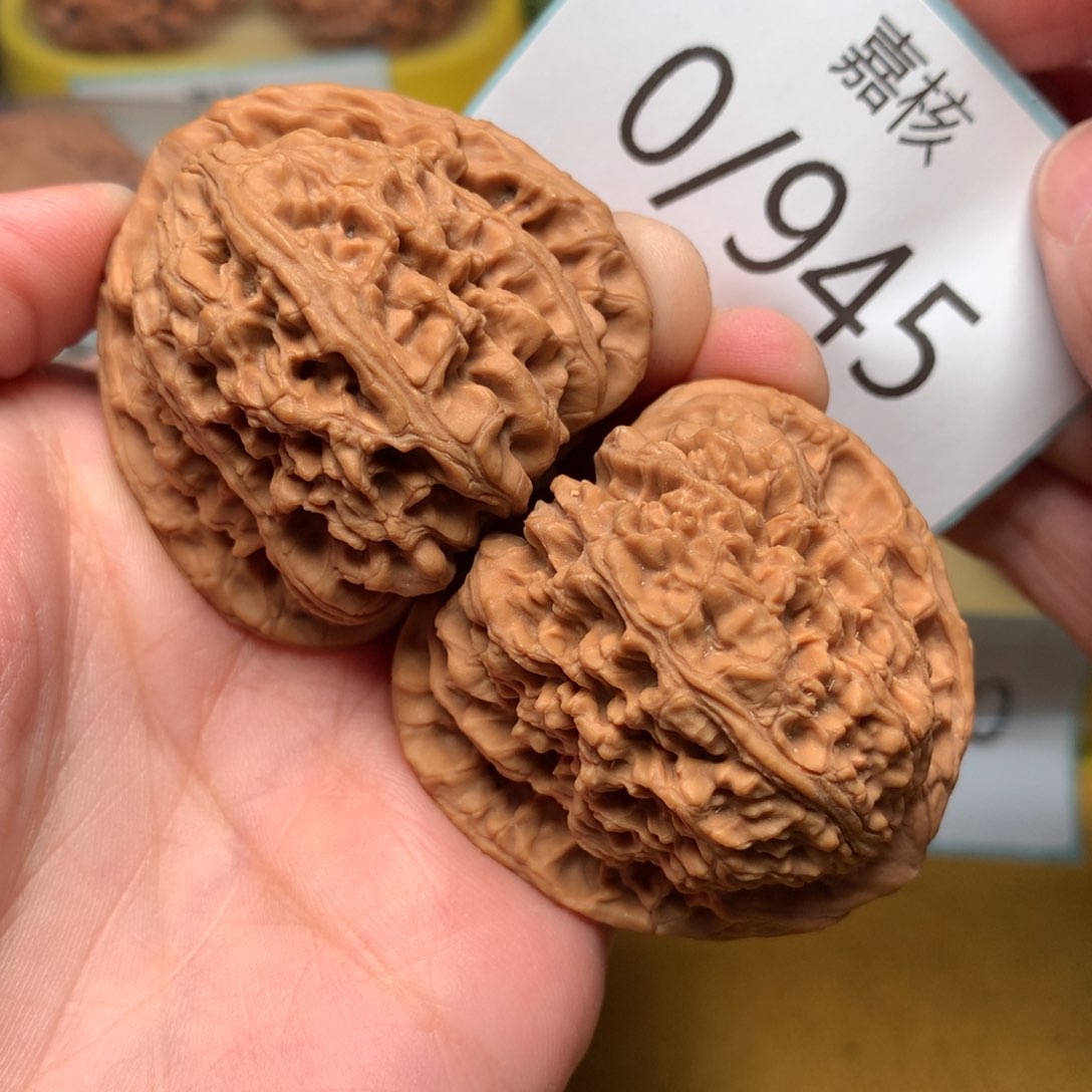 文玩核桃把件毕业红皮三角疆45