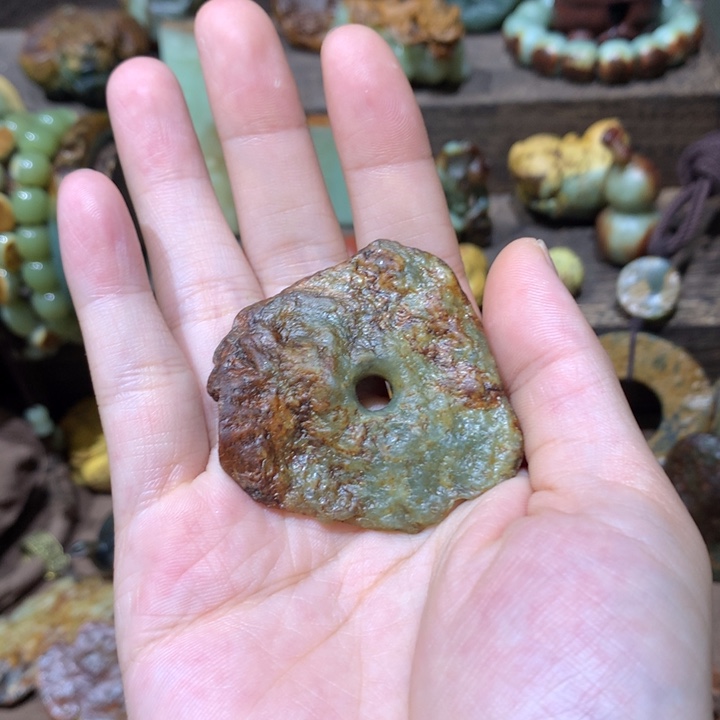 未镶嵌岫岩河磨玉（透闪石质玉）挂件