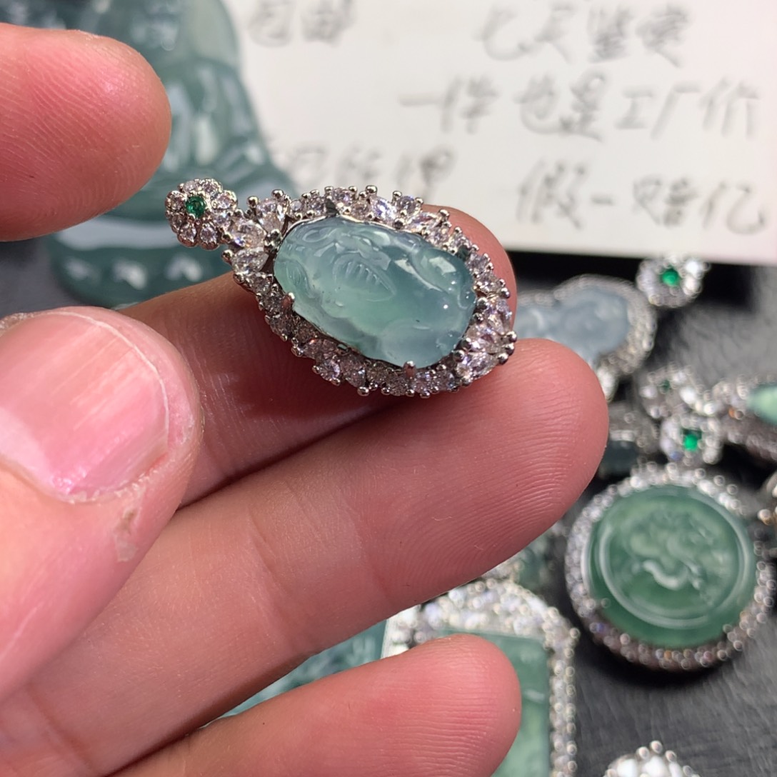 翡翠颈饰未镶嵌貔貅