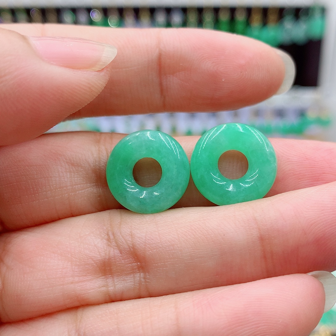 璐***体翡翠未镶嵌耳饰的