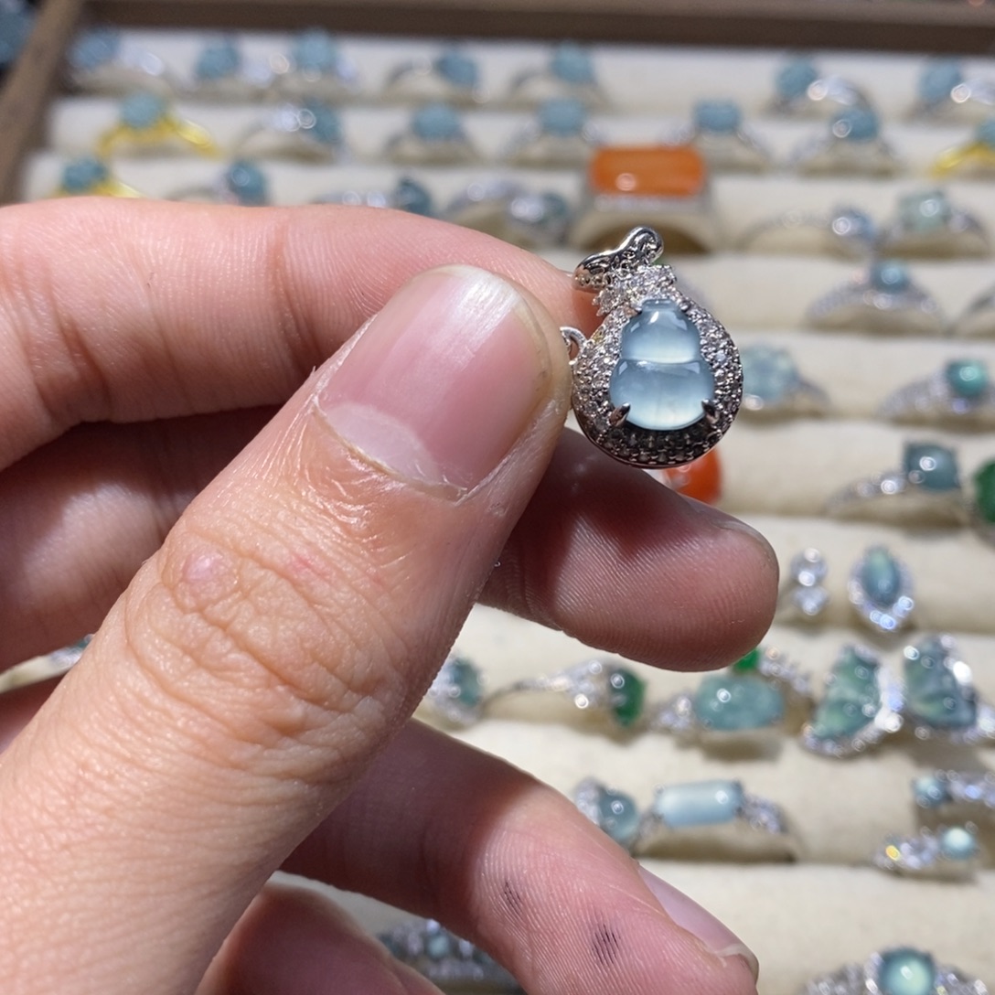 翡翠未镶嵌颈饰翡翠