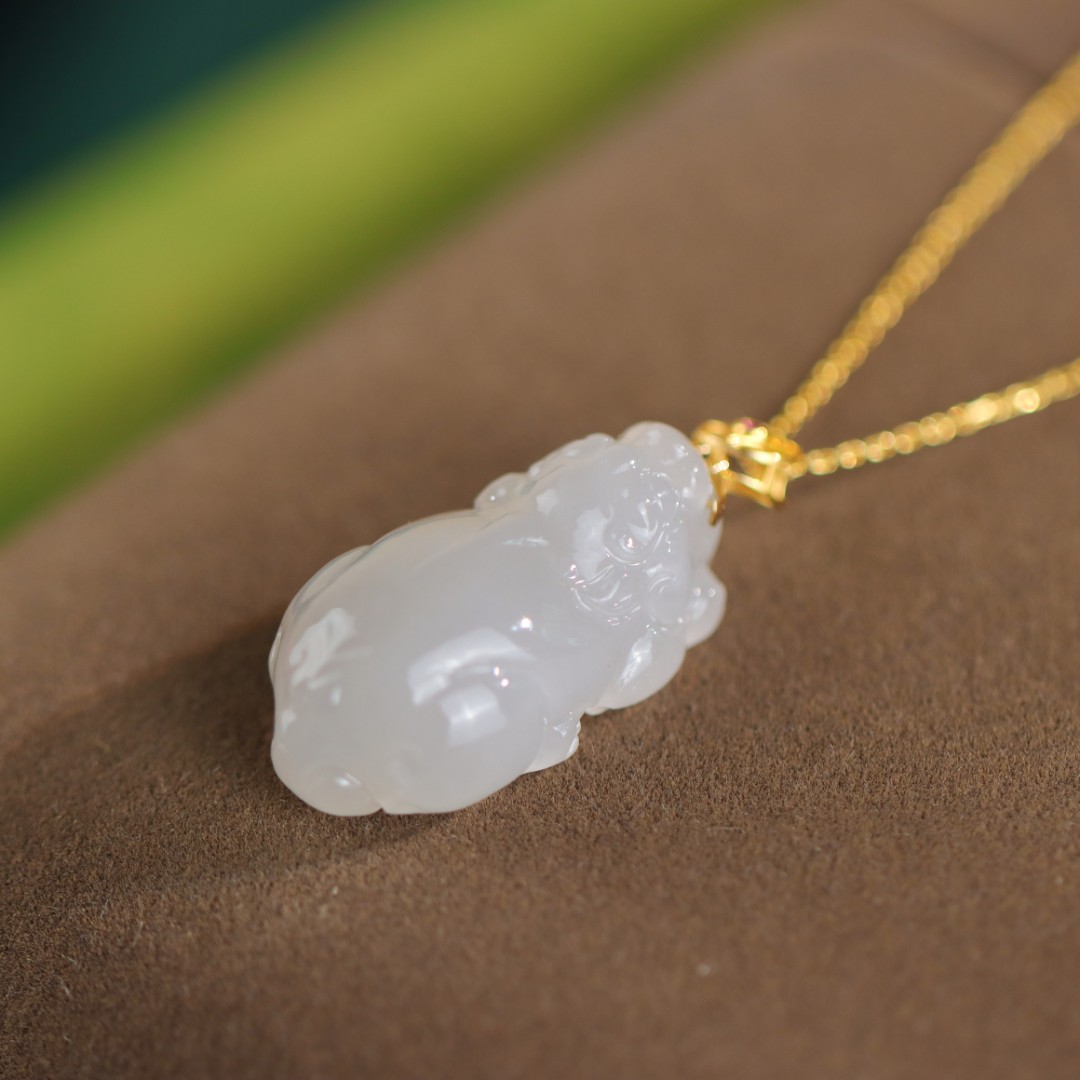 18K金扣头镶嵌烟紫玉貔貅气质时尚女款吊坠不含链