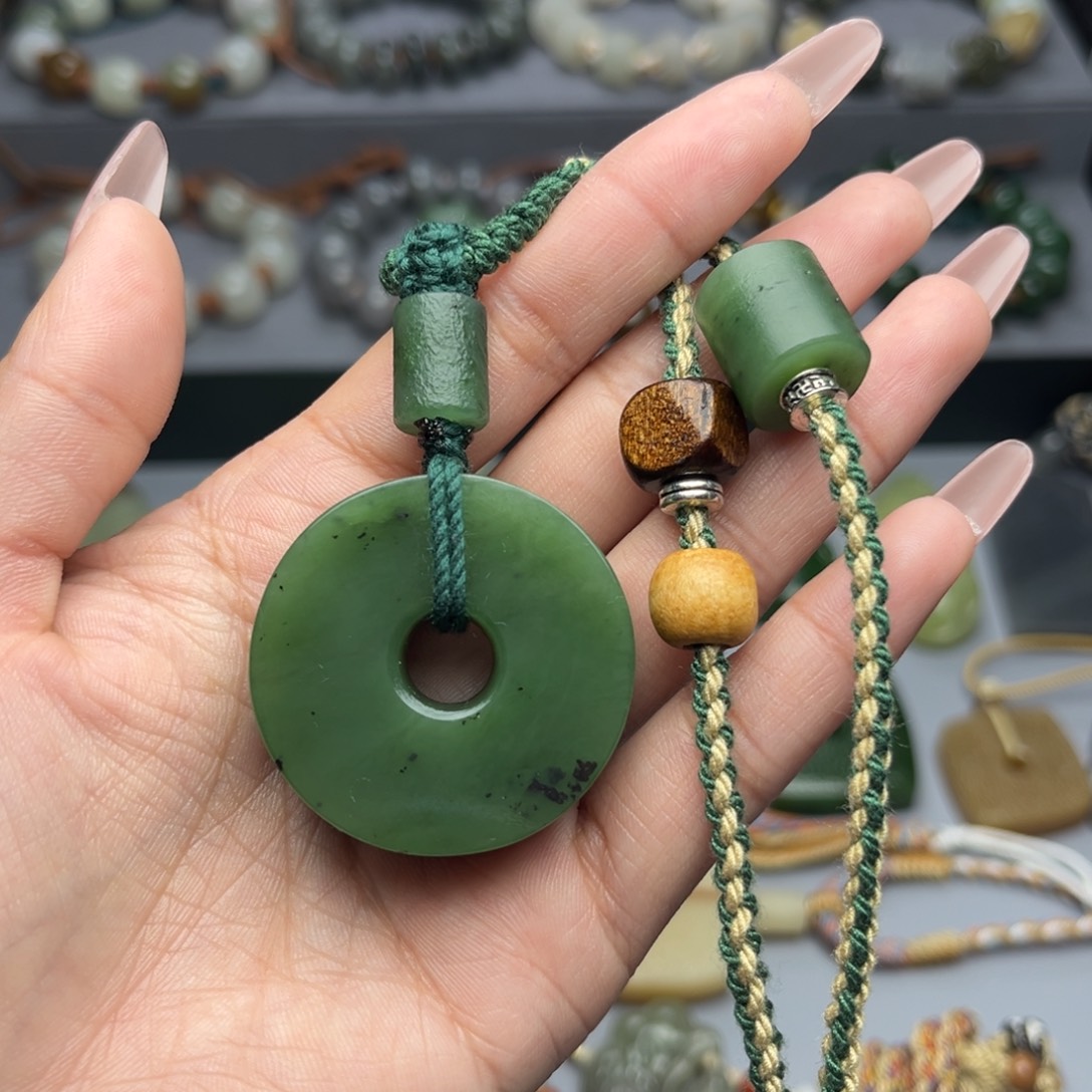 别***谁和田玉未镶嵌颈饰