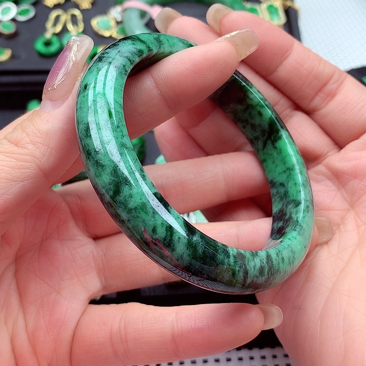 翡翠手镯未镶嵌翡翠