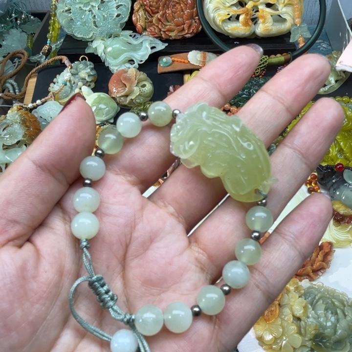 蛇纹石玉未镶嵌颈饰