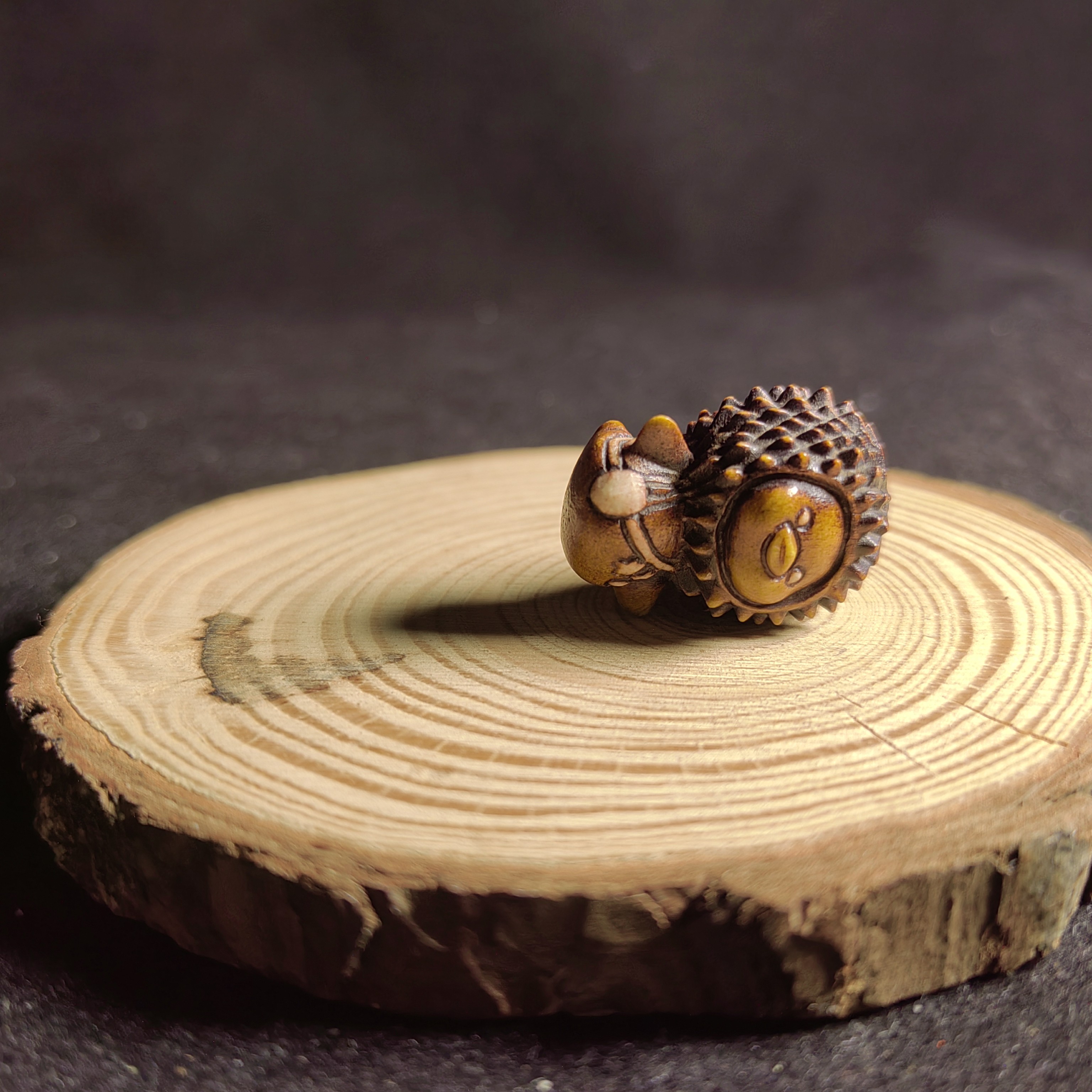 鹿角根付《鸡》采用古法炼色工艺，盘玩更加柔润古朴。