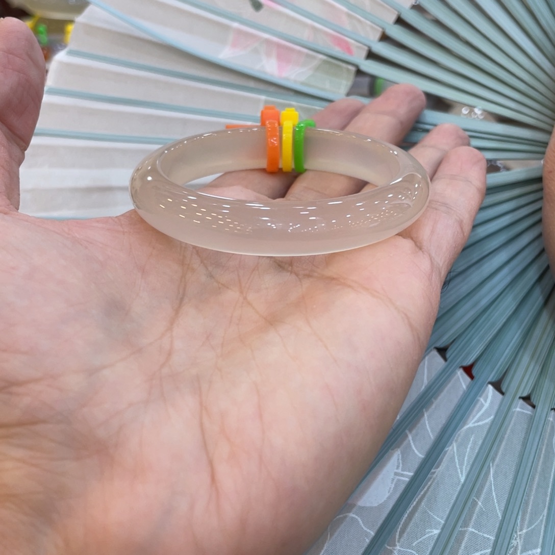 玛瑙/玉髓手镯未镶嵌大*?