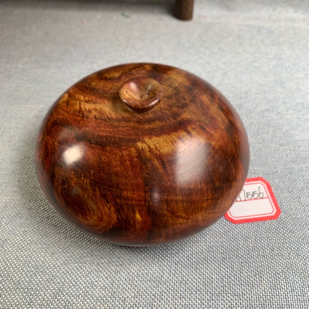 nm7556海南黄花梨新料宝瓶，直径约10.5CM高约5.6CM，净重257克