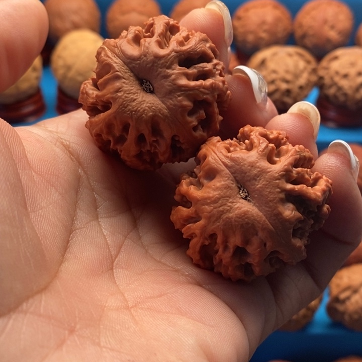 王***.核桃精品文玩核桃手捻水波龙纹