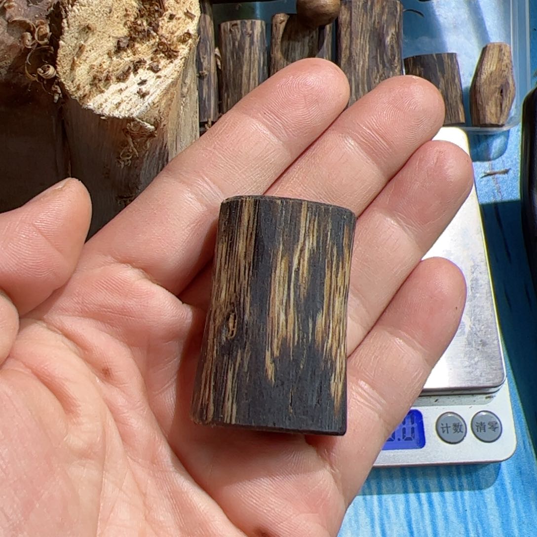 沉香吊坠白棋素牌9.9克