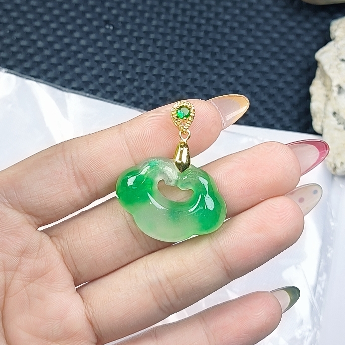 （聚宝严选））D285绿飘花冰长命锁吊坠妈妈款精致精美百搭时尚