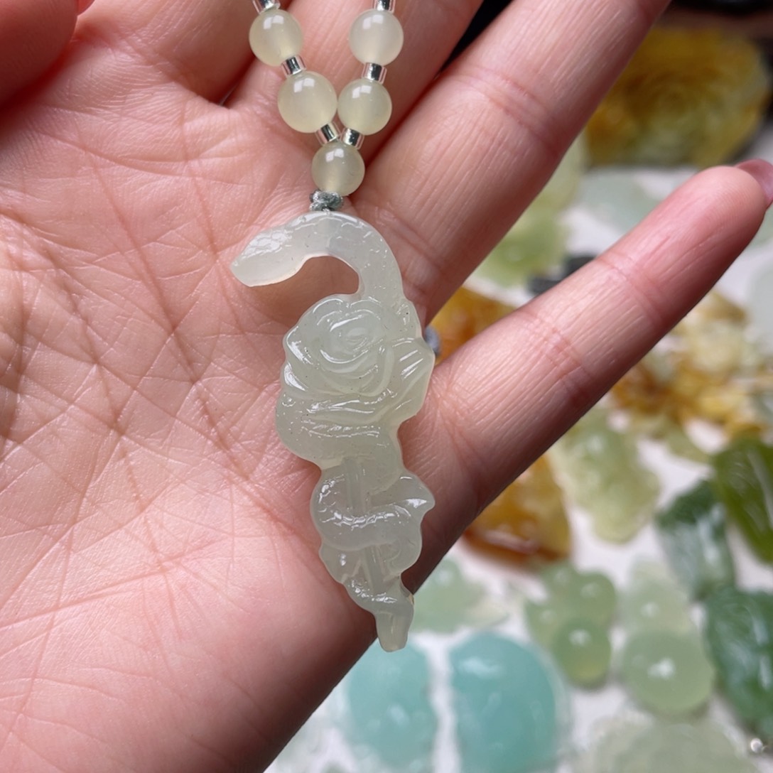 蛇纹石玉颈饰未镶嵌