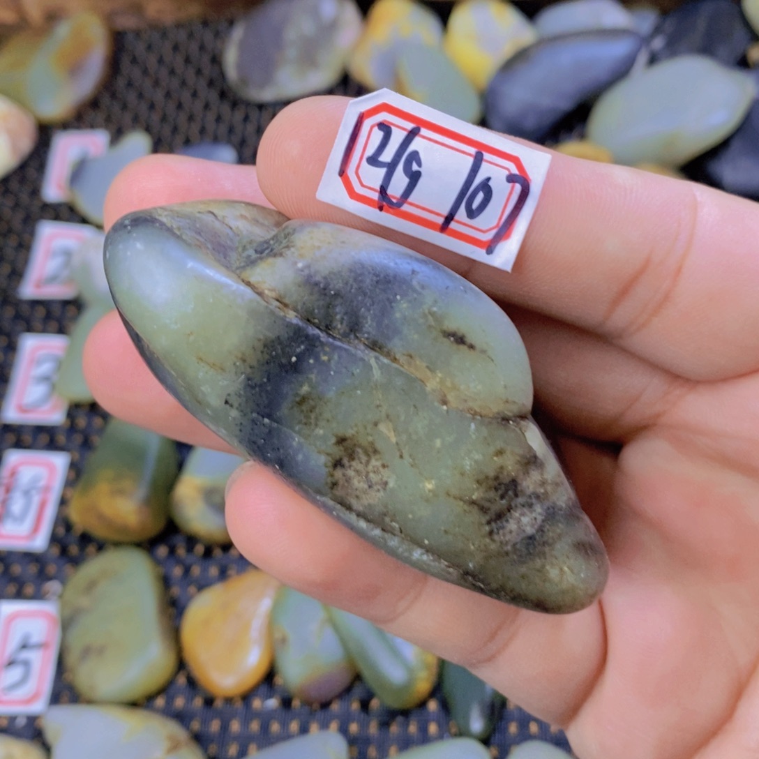 颈饰未镶嵌和田玉（糖玉）
