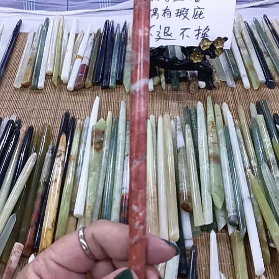 未镶嵌蛇纹石玉岫玉素棍发簪，纯天然俏色。