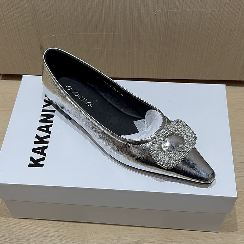 2025早春新款真皮尖头平跟气质百搭单鞋女时尚水钻工作鞋女