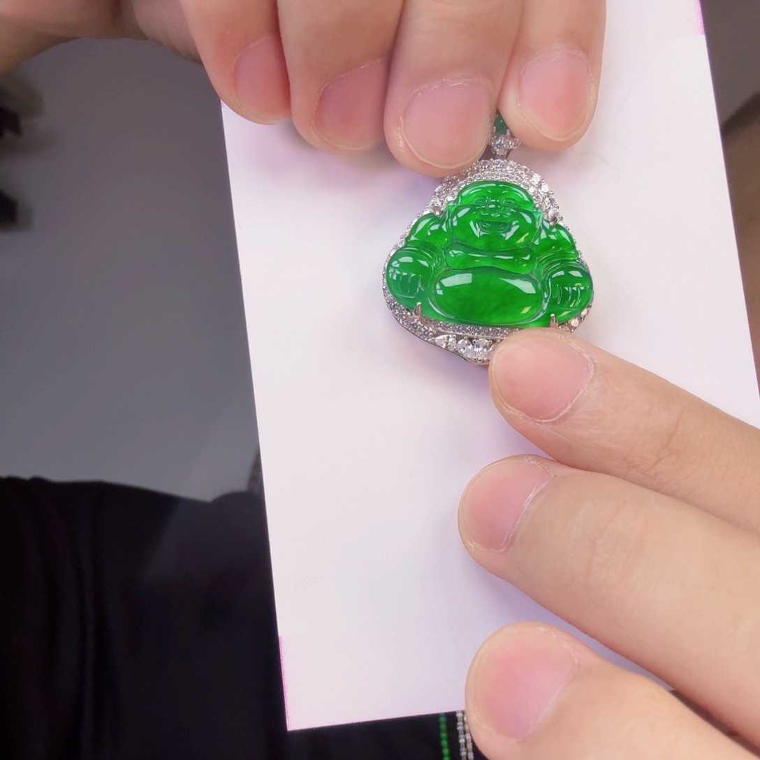 翡翠未镶嵌颈饰一件