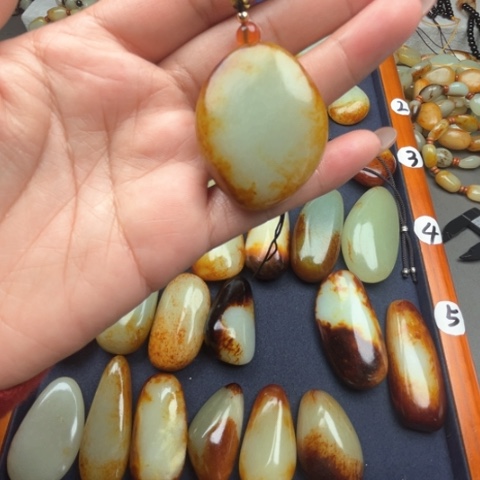 和田玉颈饰未镶嵌