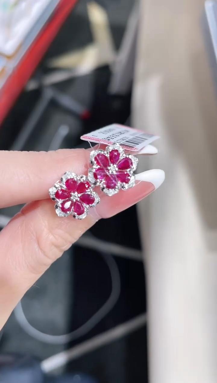 18K金镶嵌天然无烧红宝石耳饰耳钉花朵款