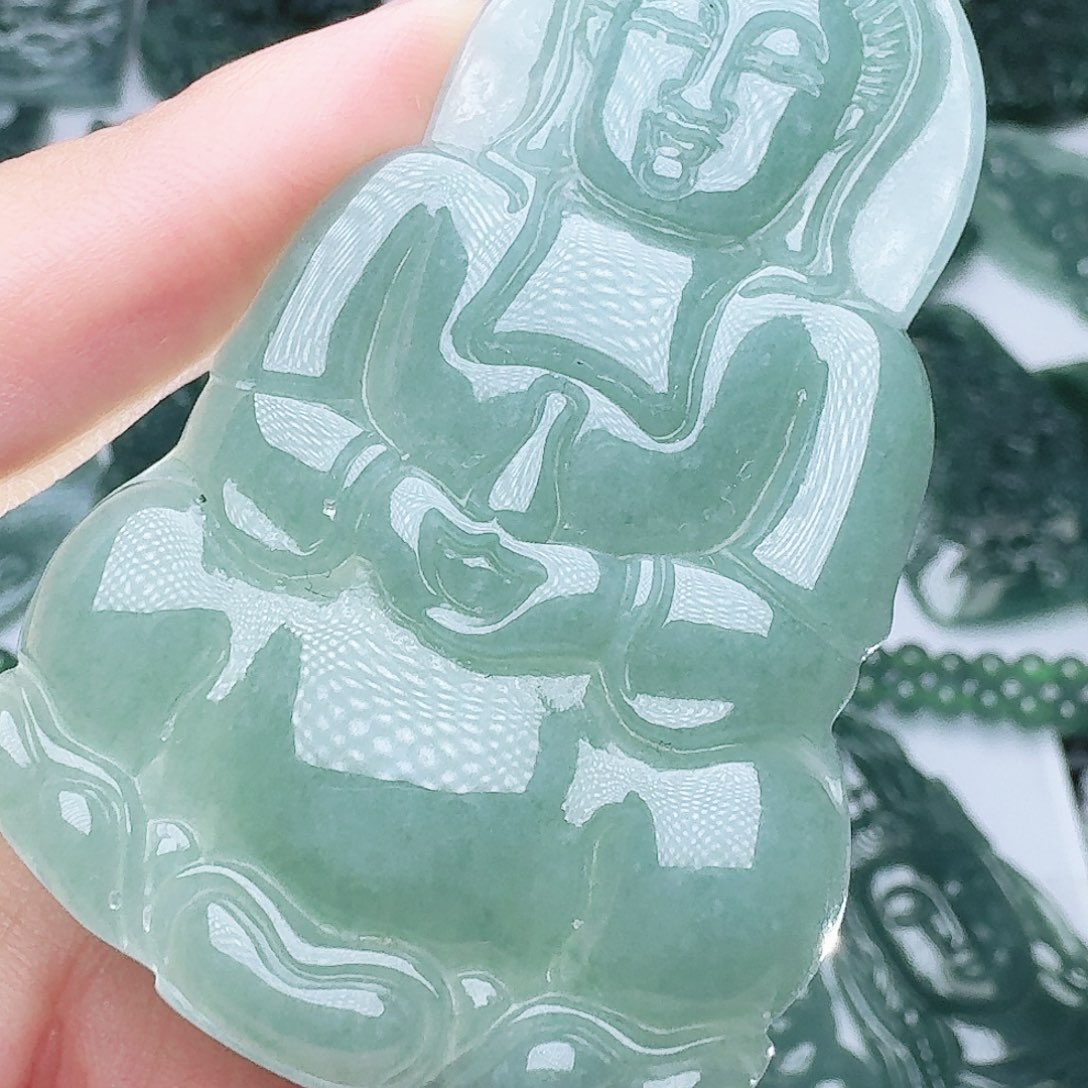 翡翠未镶嵌颈饰多样性发其一