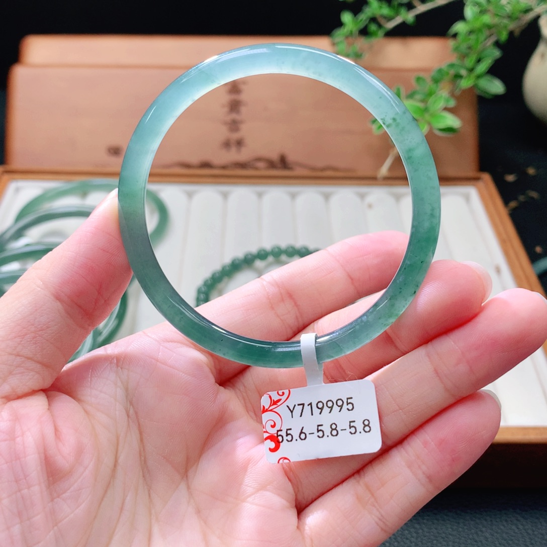 未镶嵌手镯（圆镯）翡翠