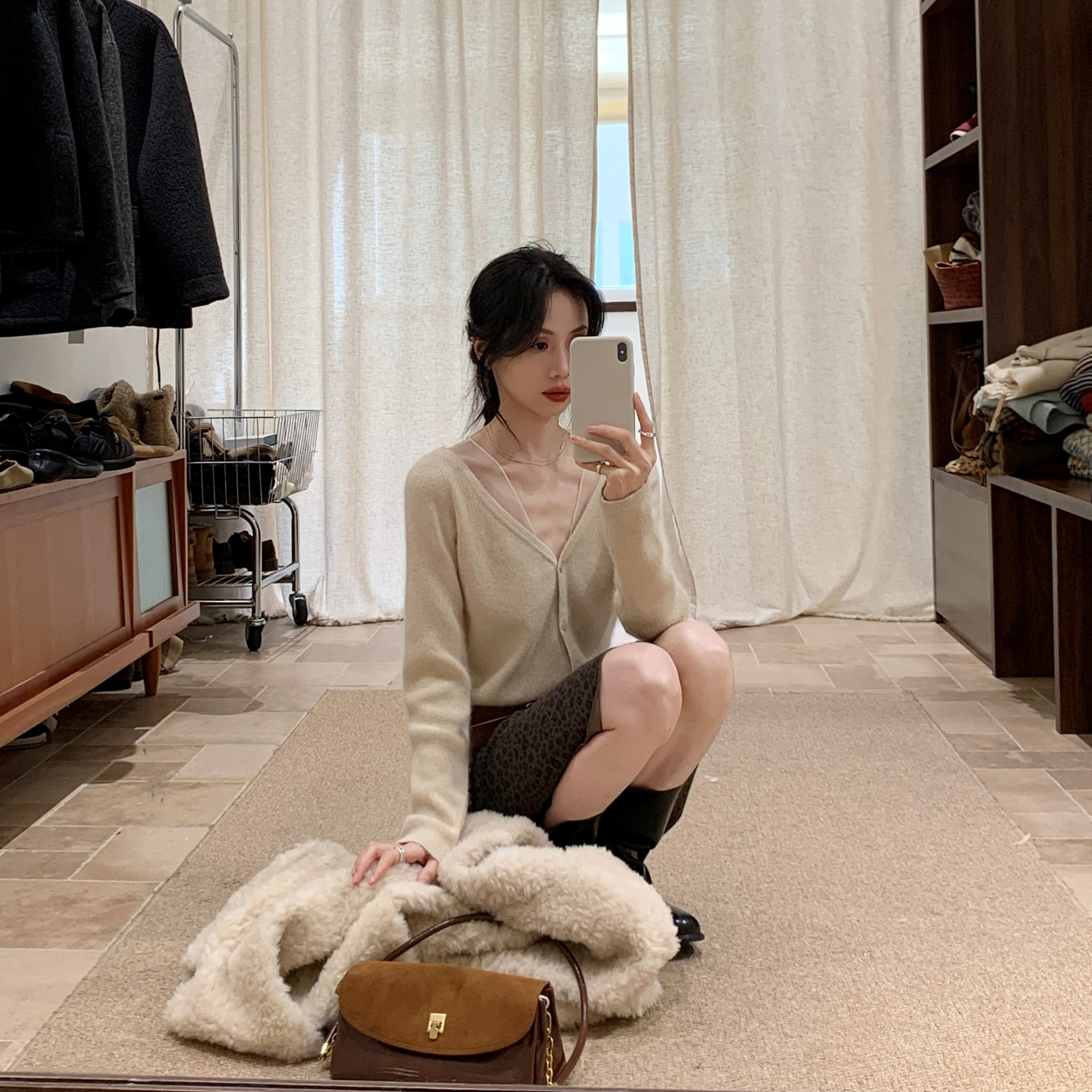 韩系杏色V领开衫毛衣女2025冬新款蕾丝拼接软糯慵懒风上衣