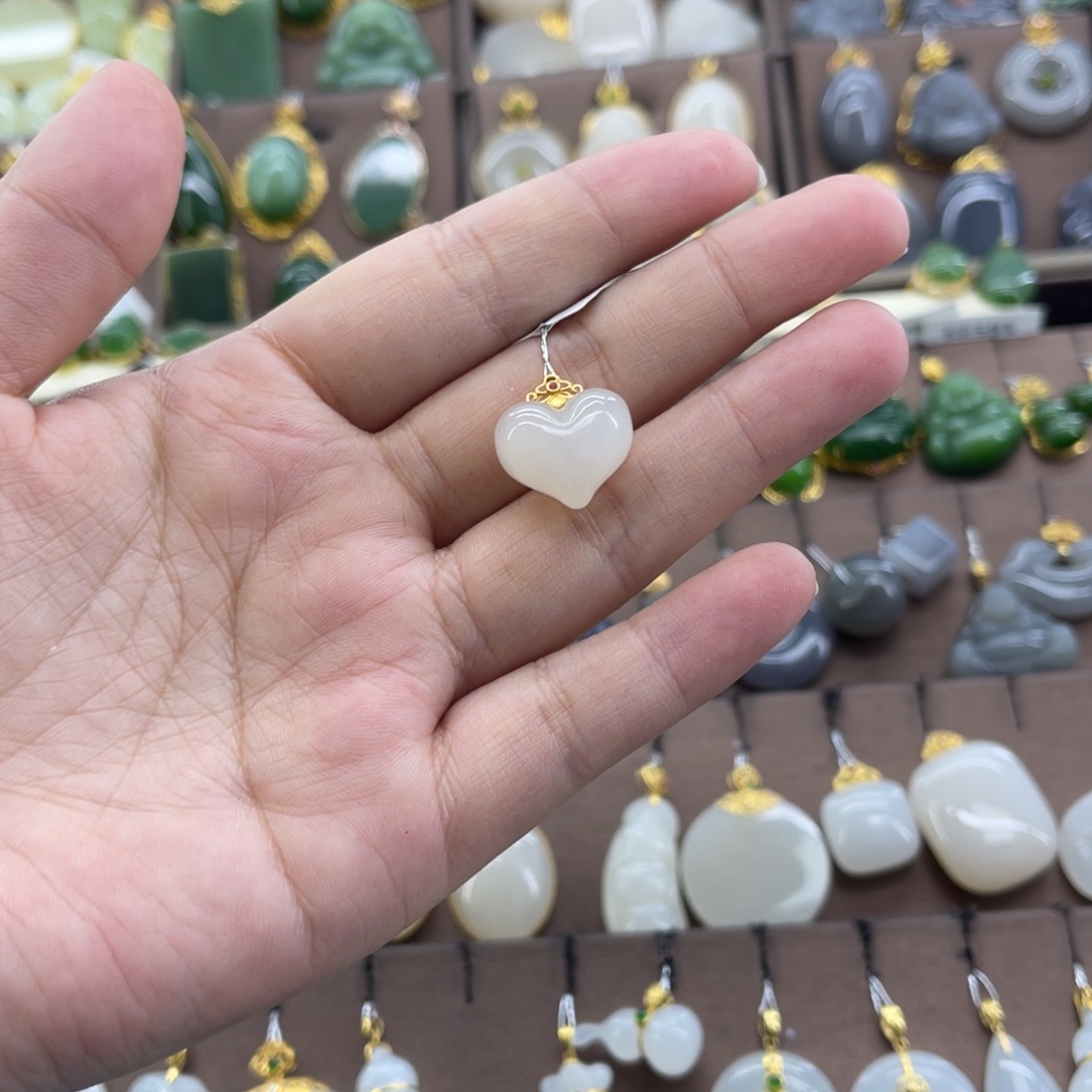 和田玉18K金镶嵌吊坠(赠链)