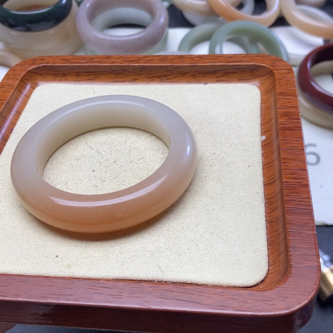 石英质玉手镯未镶嵌?**风