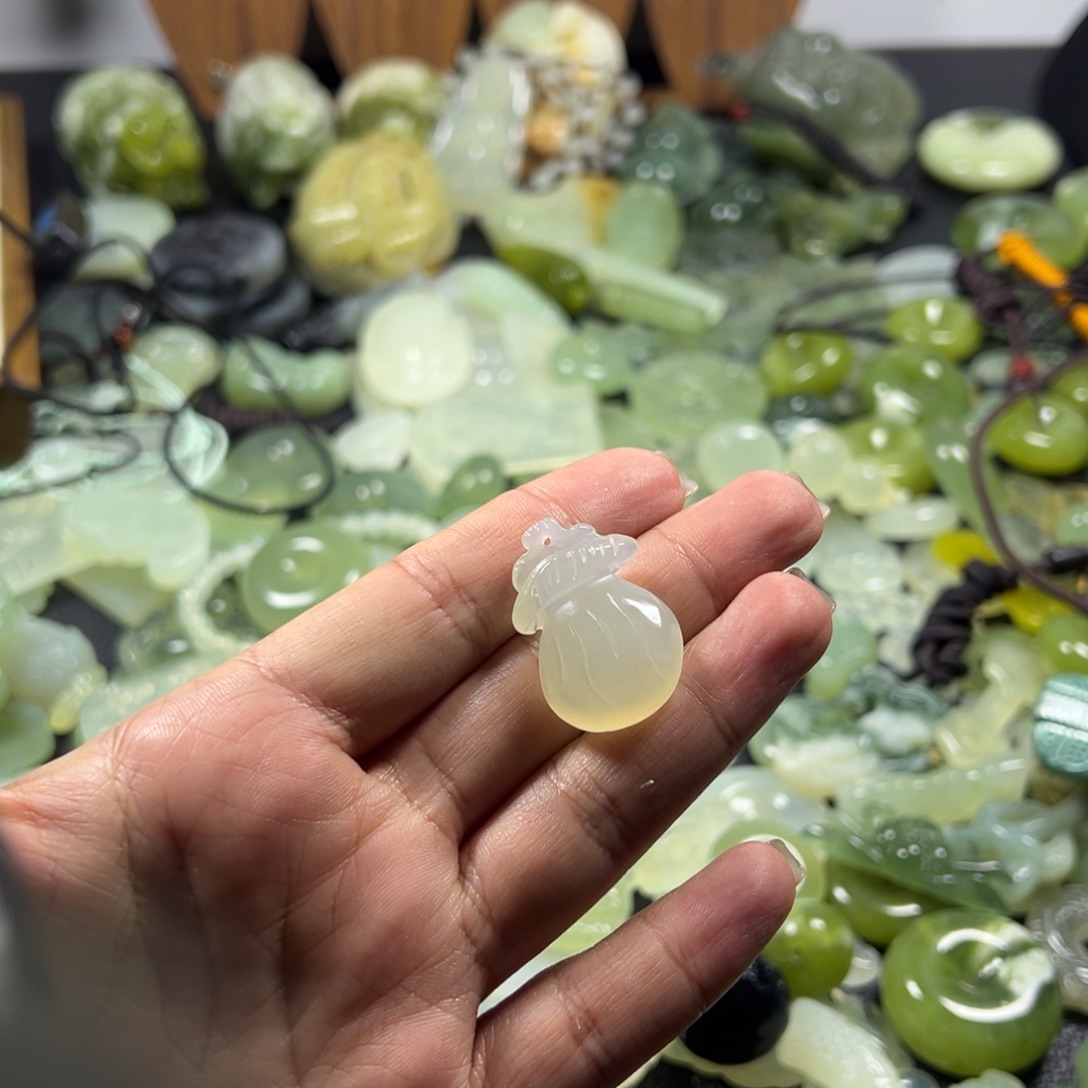 岫玉未镶嵌吊坠(不含链)