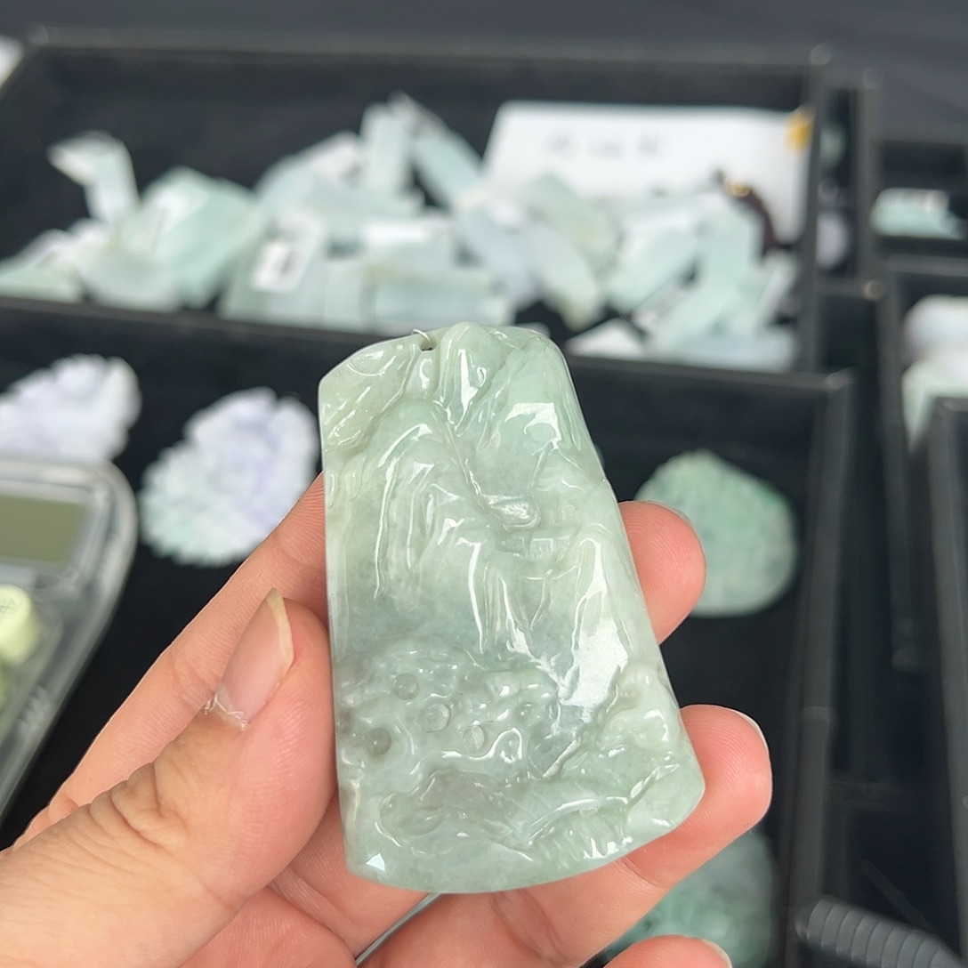 翡翠未镶嵌颈饰山水