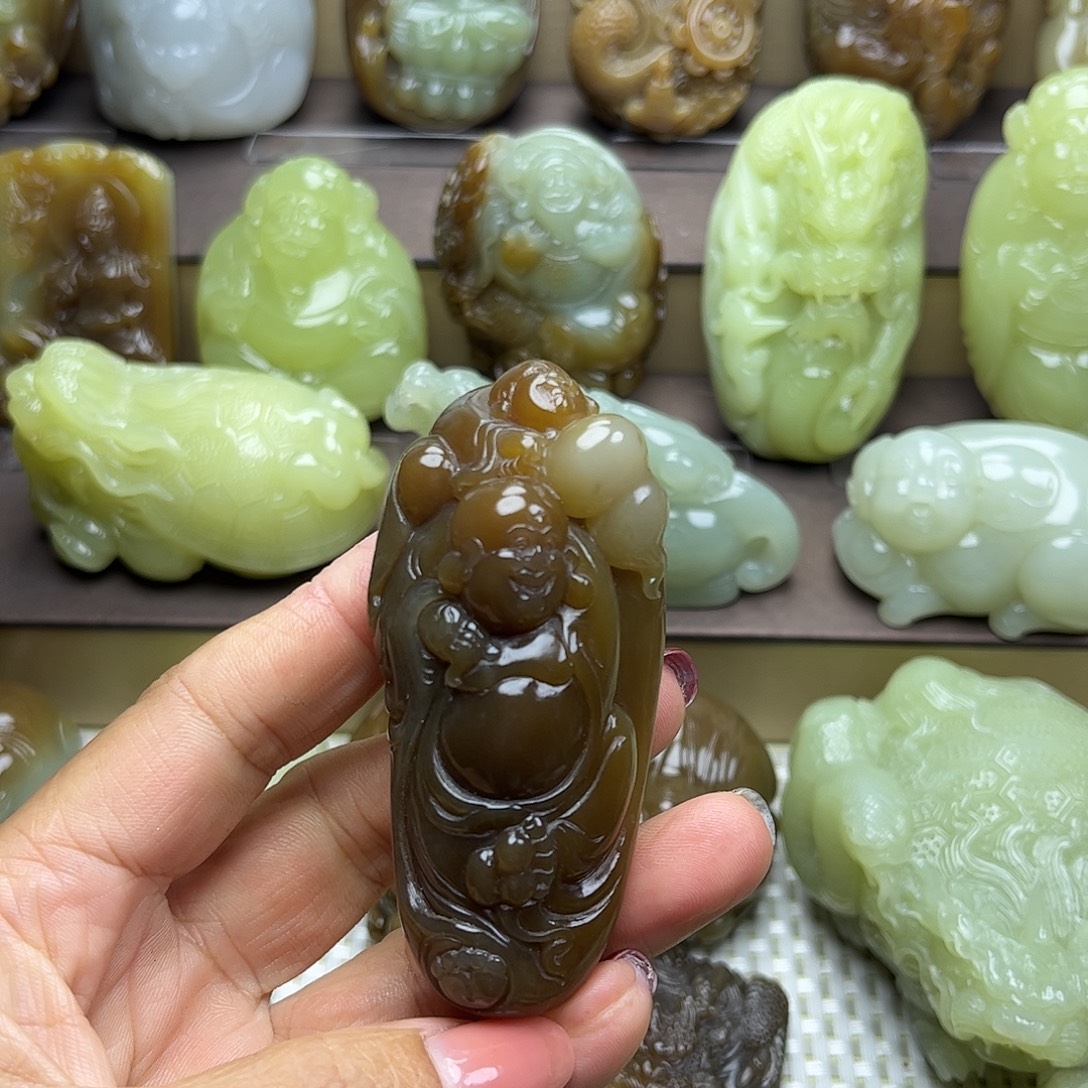 王***天和田玉未镶嵌颈饰