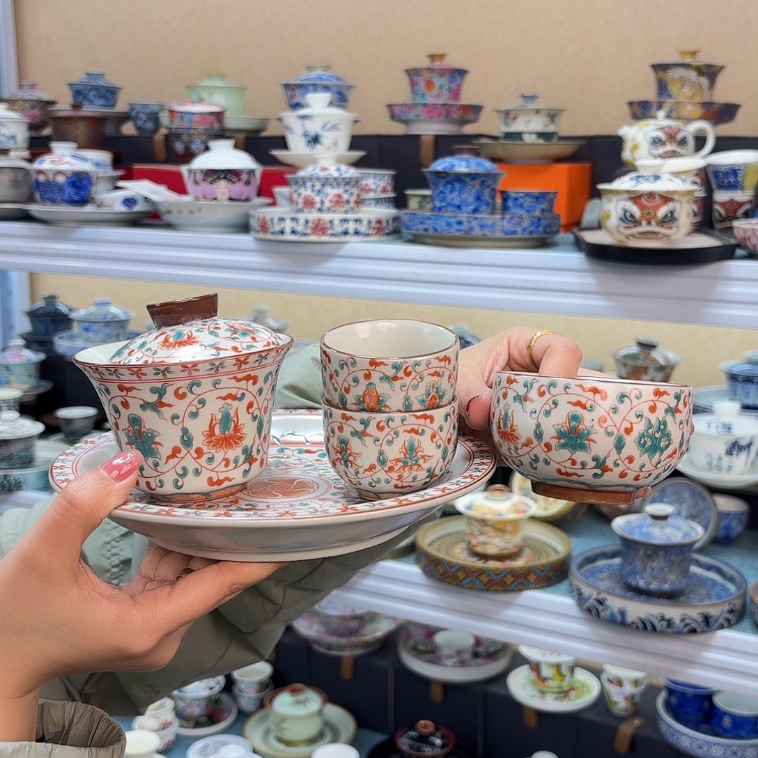 盖碗里放入适量的水