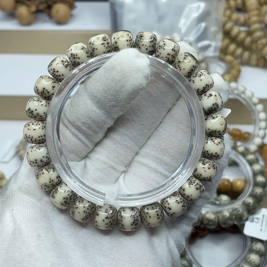 星月菩提吊坠10/9绿包白通体一线天