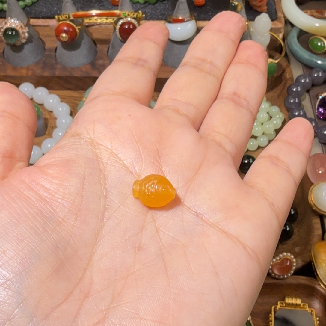 舒***e石英质玉（黄龙玉）未镶嵌珠宝半成品小鱼一条