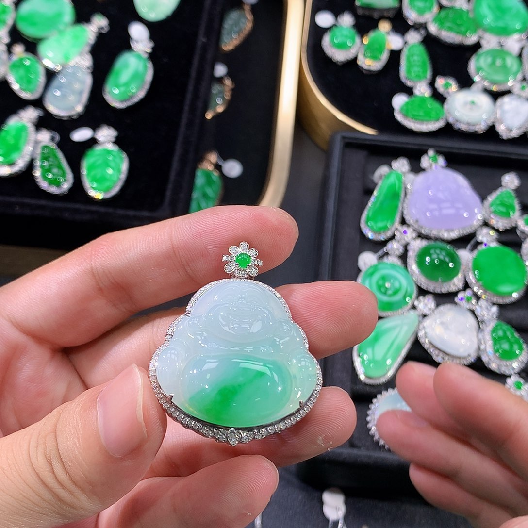 翡翠18K金镶嵌颈饰