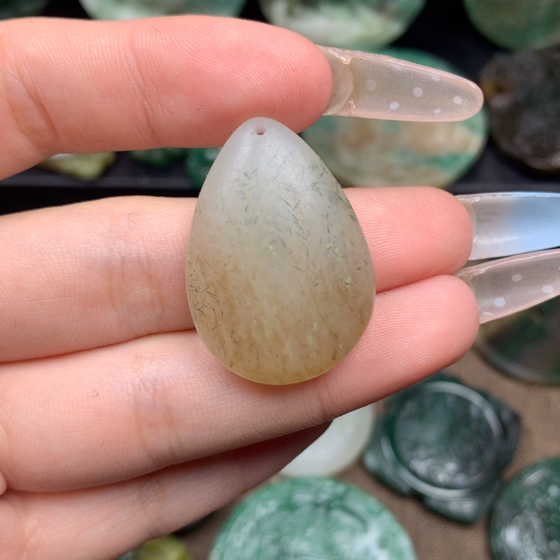 独山玉未镶嵌颈饰