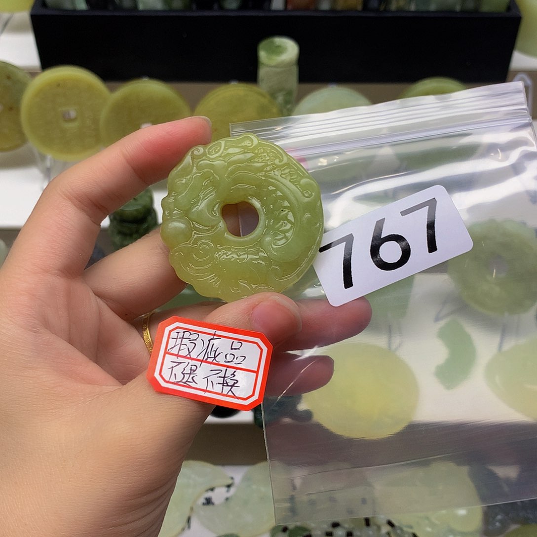 蛇纹石玉颈饰未镶嵌