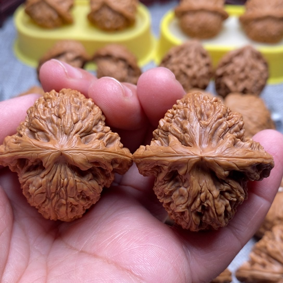 文玩核桃把件40红皮南疆石精品