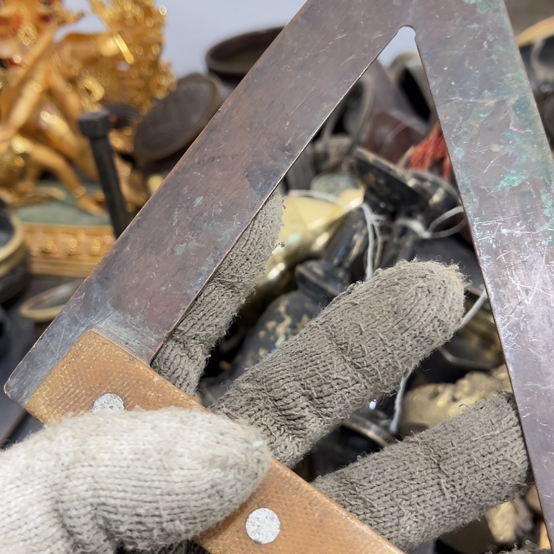 和***机闪电购铜摆件工艺品