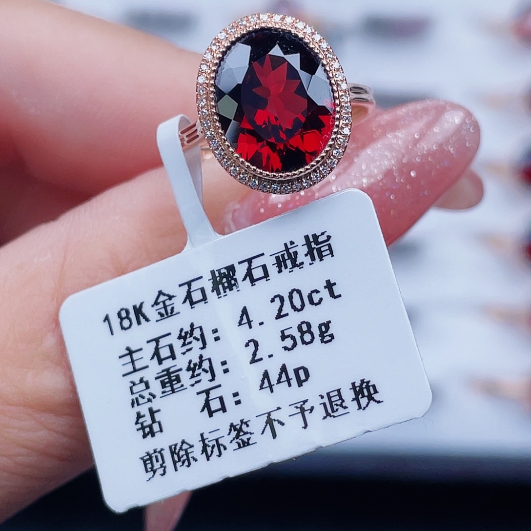 18K金镶嵌石榴石戒指