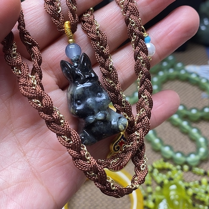 蛇纹石玉未镶嵌颈饰