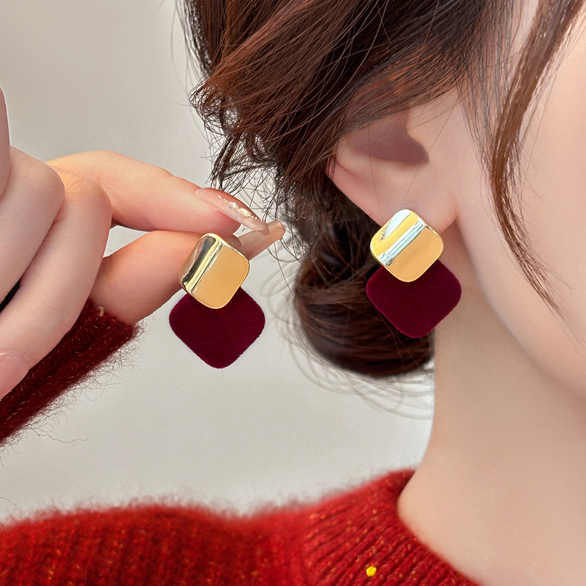 铜合金耳饰 复古酒红色丝绒几何耳钉女款秋冬轻奢高级感耳环耳饰 