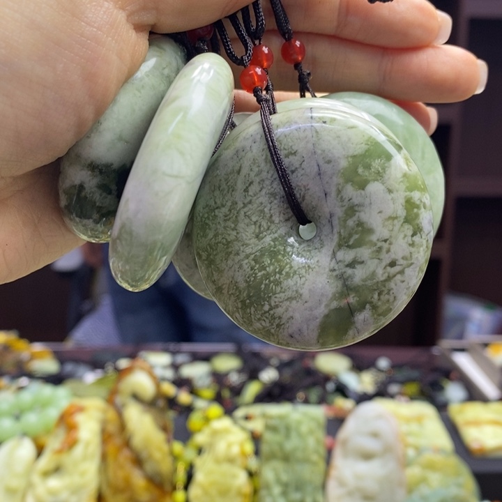 蛇纹石玉未镶嵌颈饰多样性发其一