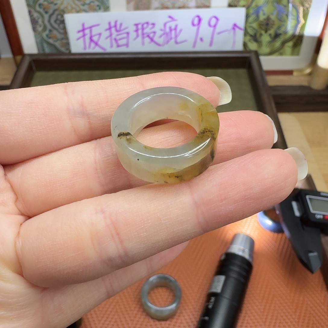 蛇纹石玉未镶嵌戒指卡15.6有裂
