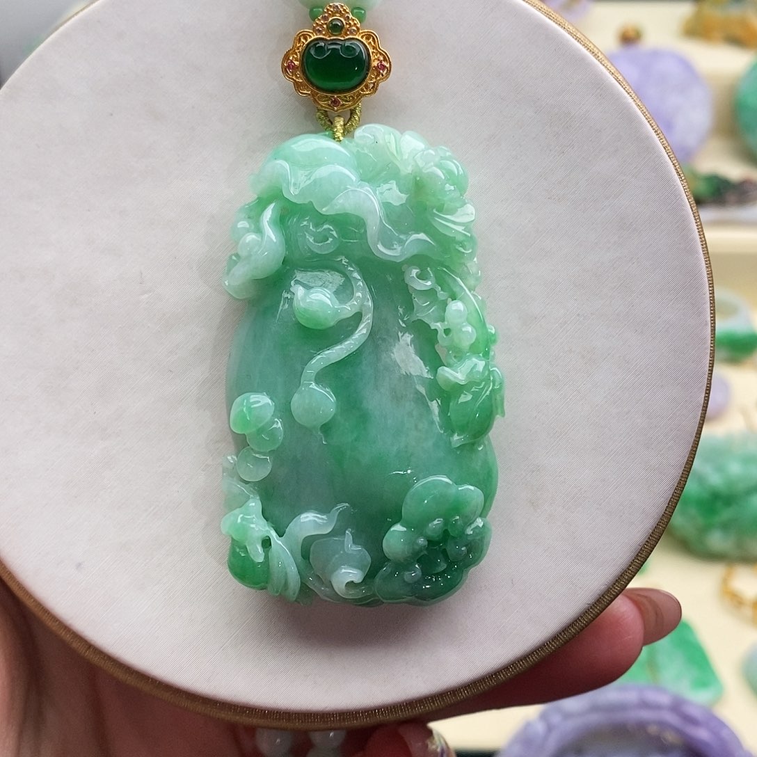 翡翠未镶嵌吊坠(赠链)