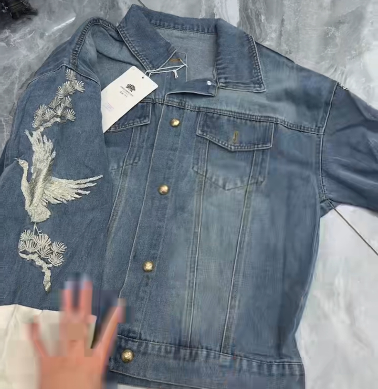 2025新款牛仔衣外套拼接白鹤刺绣竖排扣翻领牛仔外套3179