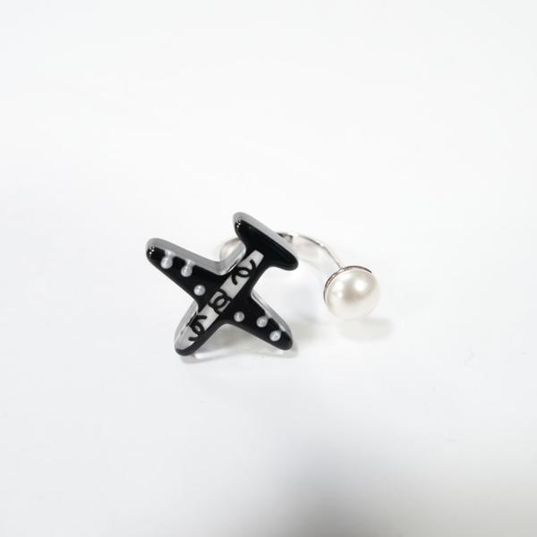 Chanel 亚克力飞机珍珠戒指