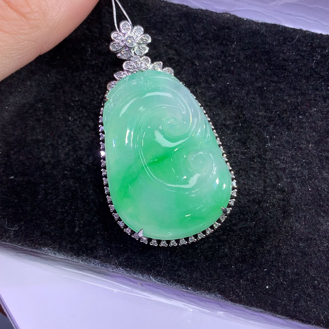 翡翠吊坠(赠链)18K金镶嵌